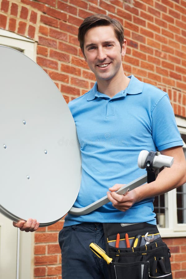 Inżynier Instaluje TV antenę satelitarną fotografia stock