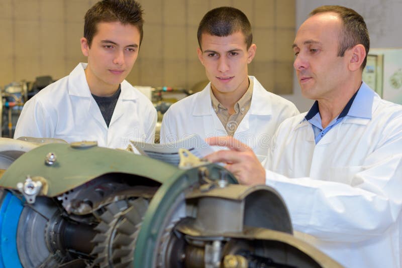Inżynier pracuje z aplikantami obrazy stock Inżynier pracuje z aplikantami obrazy stock