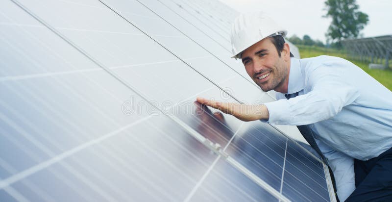 Inżyniera ekspert w energia słoneczna photovoltaic panel z pilot do tv wykonuje rutynowe akcje dla systemu monitorowanie używać c
