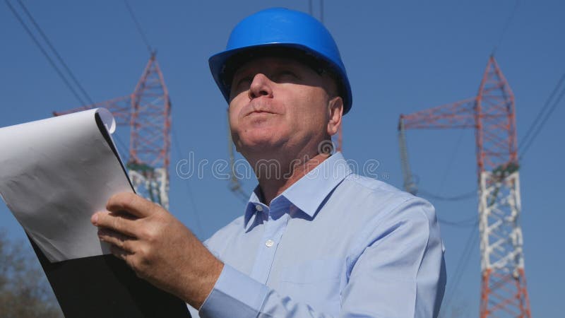 Inżyniera elektryk Pracuje w Śniadaniowym czasie Je wewnątrz agendę i Czyta obraz royalty free Inżyniera elektryk Pracuje w Śniadaniowym czasie Je wewnątrz agendę i Czyta obraz royalty free