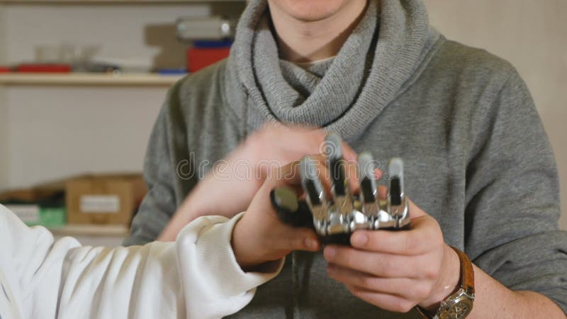 Inżyniery dyskutują techniki nowatorską bionic rękę przy warsztatem zbiory