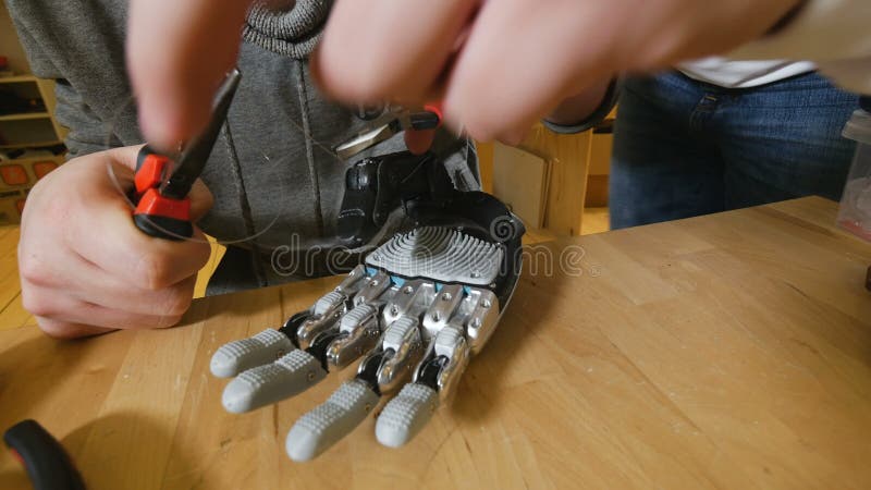 Inżyniery produkujący techniki nowatorską bionic rękę przy warsztatem zbiory wideo