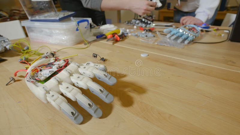 Inżyniery tworzy nowatorską cybernetyczną bionic rękę Techniki nowatorska technologia zbiory wideo