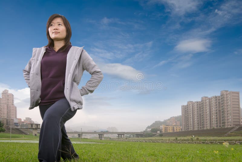 Yoga ao ar livre imagens de stock