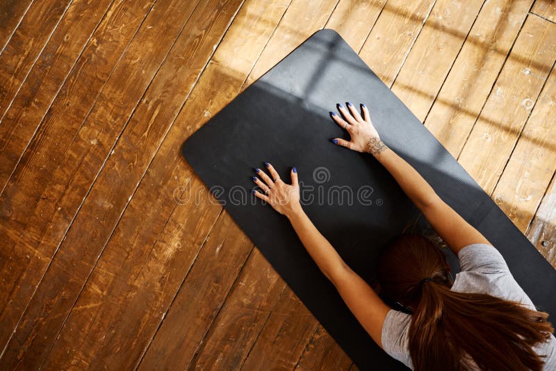 Ioga avançada praticando da mulher na sala de visitas em casa Uma série de poses da ioga imagens de stock Ioga avançada praticando da mulher na sala de visitas em casa Uma série de poses da ioga imagens de stock