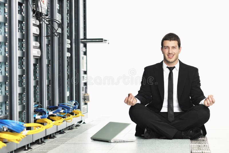 Ioga da prática do homem de negócio no quarto do server de rede imagem de stock royalty free Ioga da prática do homem de negócio no quarto do server de rede imagem de stock royalty free