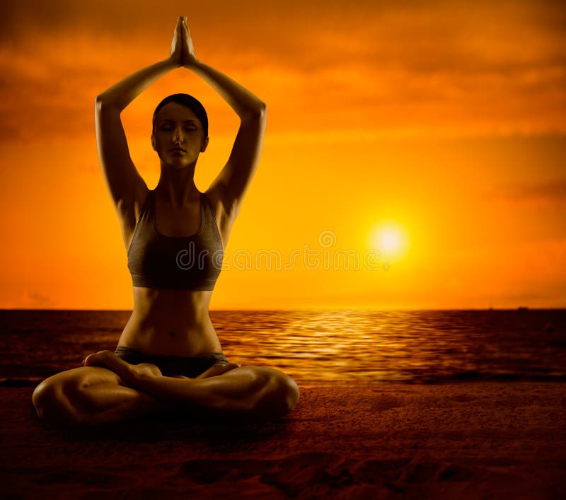 A ioga medita, meditação em Lotus Position, exercício saudável da menina da mulher imagens de stock royalty free A ioga medita, meditação em Lotus Position, exercício saudável da menina da mulher imagens de stock royalty free