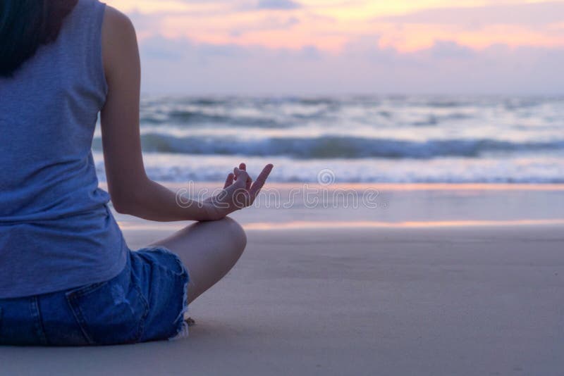 Ioga praticando da mulher asiática feliz ou exercício na praia durante férias dos feriados do curso fora no oceano ou no mar da n fotos de stock Ioga praticando da mulher asiática feliz ou exercício na praia durante férias dos feriados do curso fora no oceano ou no mar da n fotos de stock