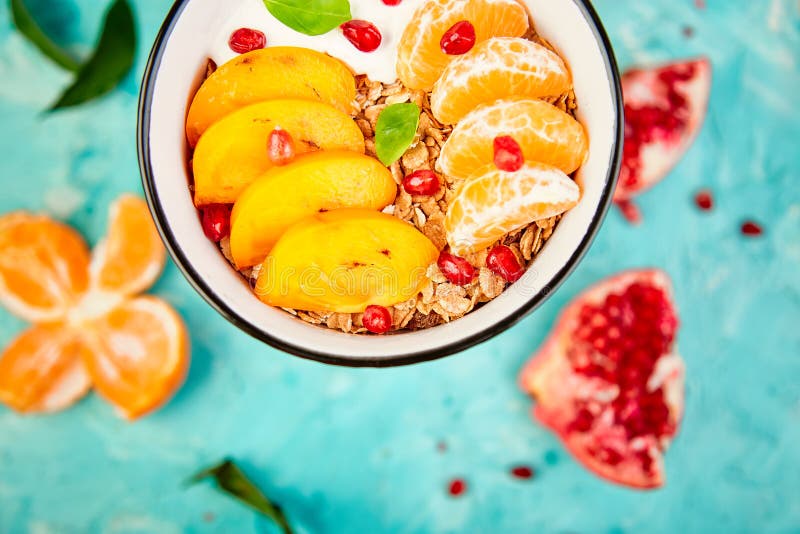 Iogurte caseiro do granola do caf? da manh? do fruto tropical Saud?vel fotografia de stock Iogurte caseiro do granola do caf? da manh? do fruto tropical Saud?vel fotografia de stock