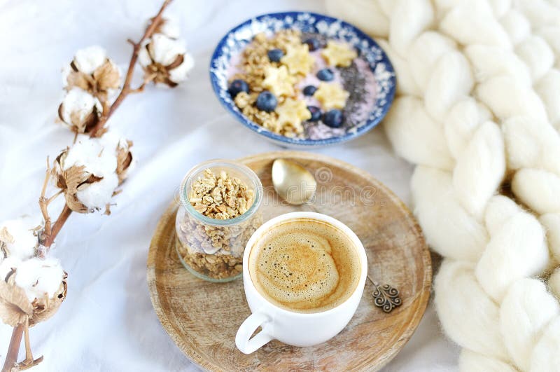 Iogurte fresco do café da manhã com as bagas Chia Seeds Granola da banana de Muesli imagem de stock Iogurte fresco do café da manhã com as bagas Chia Seeds Granola da banana de Muesli imagem de stock
