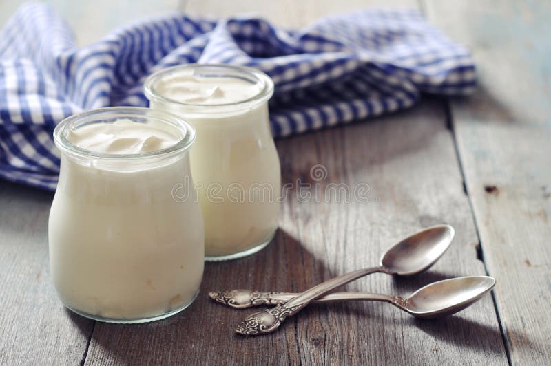 Iogurte grego no frascos de vidro