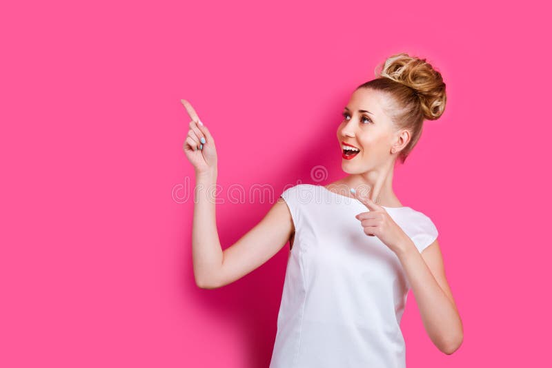 Ion bonito de la mujer el concepto rosado brillante del contexto de la pared fotos de archivo Ion bonito de la mujer el concepto rosado brillante del contexto de la pared fotos de archivo