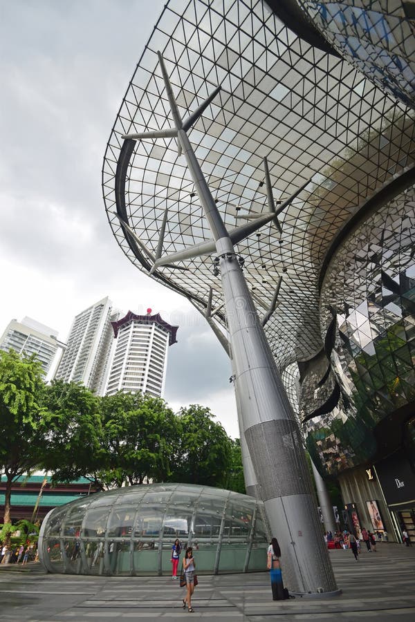 ION Orchard shoppinggalleria Singapore som vertikalt från inre tas arkivfoto ION Orchard shoppinggalleria Singapore som vertikalt från inre tas arkivfoto
