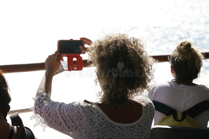 IOS, ГРЕЦИЯ, 18-ОЕ СЕНТЯБРЯ 2018, туристские фотоснимки типичный взгляд моря и скал в Кикладах стоковое изображение IOS, ГРЕЦИЯ, 18-ОЕ СЕНТЯБРЯ 2018, туристские фотоснимки типичный взгляд моря и скал в Кикладах стоковое изображение