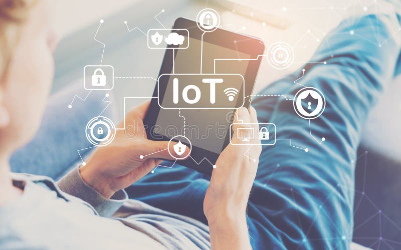 IoT ochrony temat z mężczyzna używa pastylkę obrazy stock IoT ochrony temat z mężczyzna używa pastylkę obrazy stock