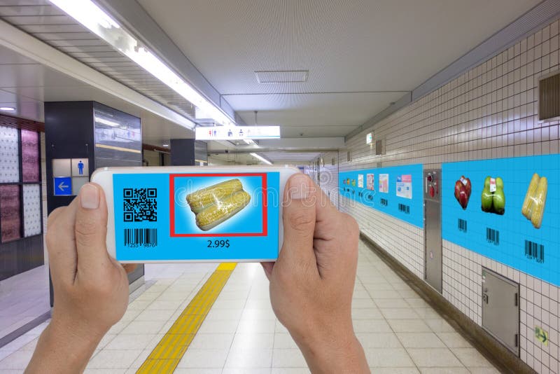 Iot technologii mądrze detaliczny futurystyczny pojęcie, mężczyzna use mądrze telefon skanować barcode qr kod kupować produkt w i obrazy royalty free Iot technologii mądrze detaliczny futurystyczny pojęcie, mężczyzna use mądrze telefon skanować barcode qr kod kupować produkt w i obrazy royalty free
