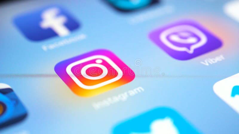 IPad di Apple pro con le icone del facebook sociale popolare di media, instagram, cinguettio, vimeo, messaggero, più pinerest sul