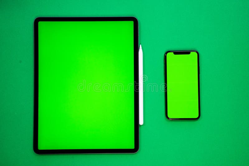 Sự kết hợp của iPad và iPhone trên nền màu xanh lá cây là điểm nhấn hoàn hảo để tăng thêm tính thẩm mỹ cho các thiết bị của bạn và truyền tải điều này đến người nhìn.