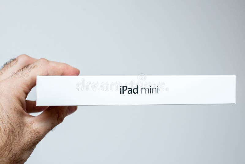 IPad kortkort i hipsters håriga hand arkivfoto IPad kortkort i hipsters håriga hand arkivfoto
