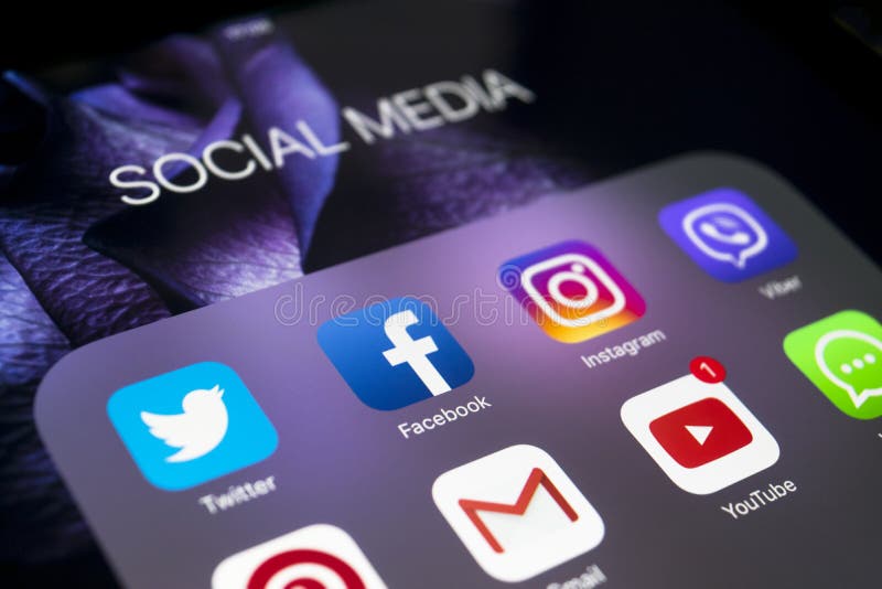 IPad Яблока Pro с значками социального facebook средств массовой информации, instagram, применения twitter на экране Уклад жизни стоковые изображения rf IPad Яблока Pro с значками социального facebook средств массовой информации, instagram, применения twitter на экране Уклад жизни стоковые изображения rf