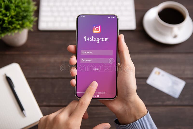 IPhone ack van de mensenholding met Instagram-toepassing op het scherm