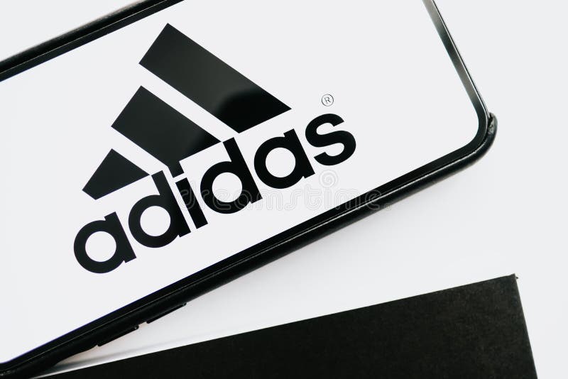 Chiếc iPhone của bạn sẽ trở nên đặc biệt với logo Adidas trên màn hình! Khám phá sức mạnh của đôi giày nổi tiếng này bằng cách sở hữu ngay chiếc điện thoại này.