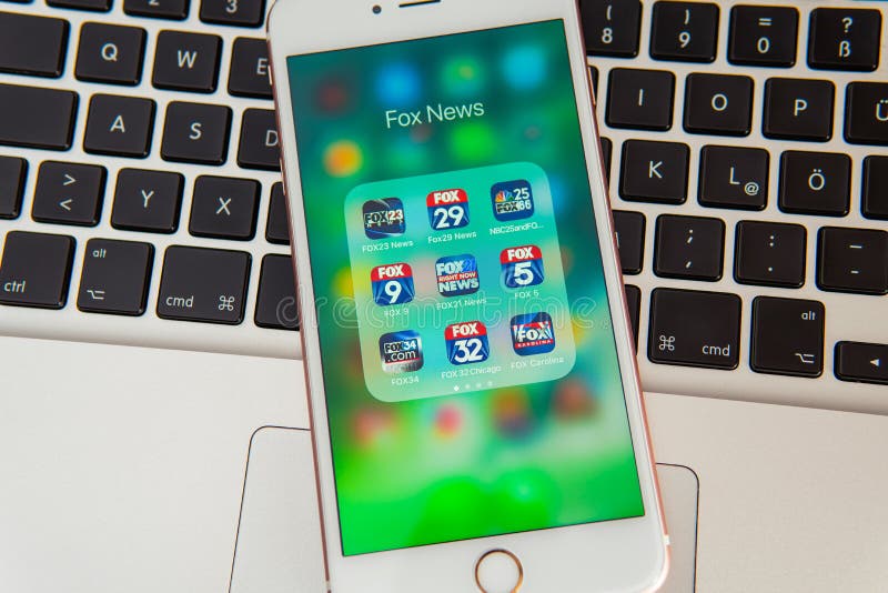 IPhone blanco de Apple con los iconos de diversos medios de Fox News fotografía de archivo libre de regalías IPhone blanco de Apple con los iconos de diversos medios de Fox News fotografía de archivo libre de regalías