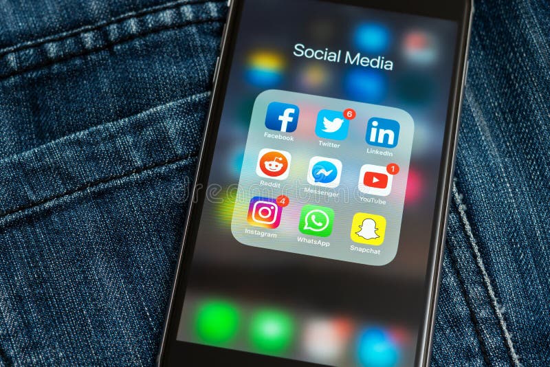 IPhone со значками социальных средств массовой информации: instagram, youtube, reddit, facebook, twitter, snapchat, применения wh стоковые фото IPhone со значками социальных средств массовой информации: instagram, youtube, reddit, facebook, twitter, snapchat, применения wh стоковые фото