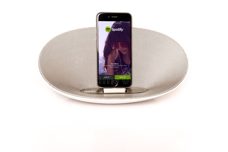 IPhone 6 con el altavoz que corre Spotify imágenes de archivo libres de regalías