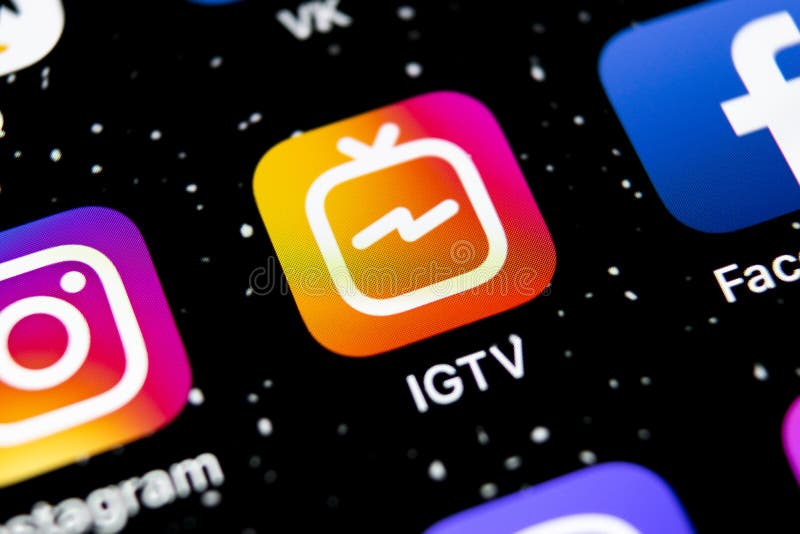 IPhone X de Apple com serviço social IGTV Instagram dos trabalhos em rede no close-up da tela do smartphone Ícone de IGTV app Íco fotos de stock IPhone X de Apple com serviço social IGTV Instagram dos trabalhos em rede no close-up da tela do smartphone Ícone de IGTV app Íco fotos de stock