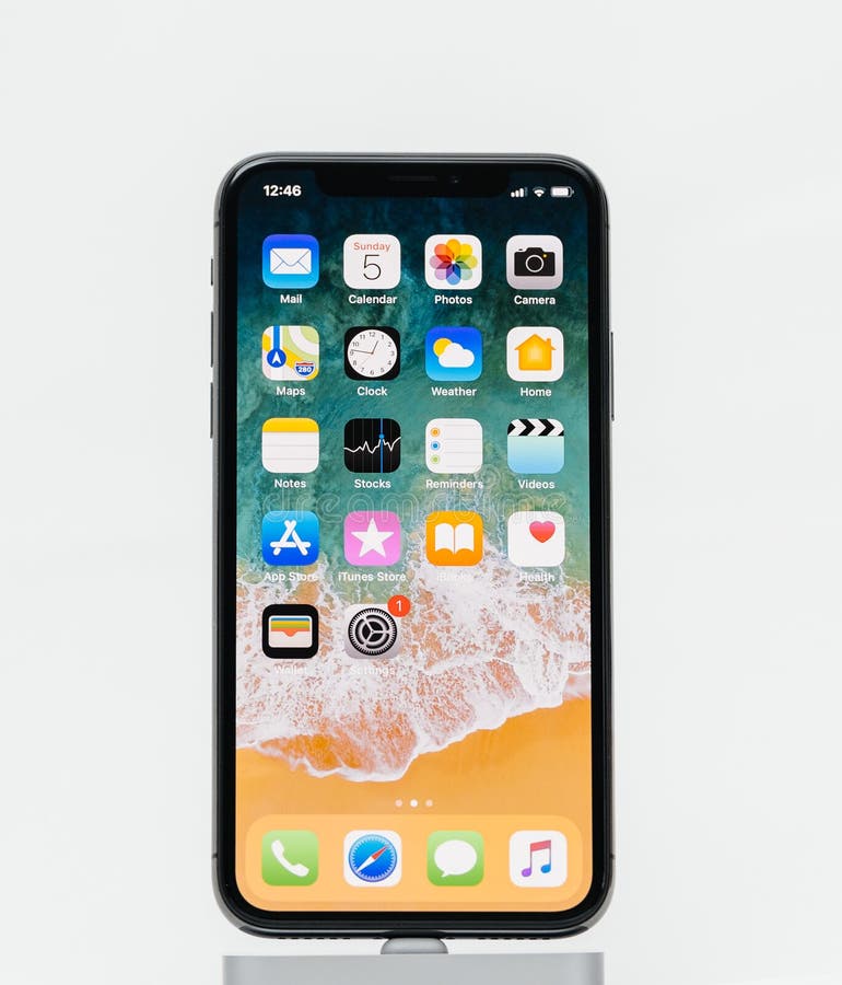 IPhone X di Apple sui apps bianchi dello schermo domestico del fondo immagine stock libera da diritti
