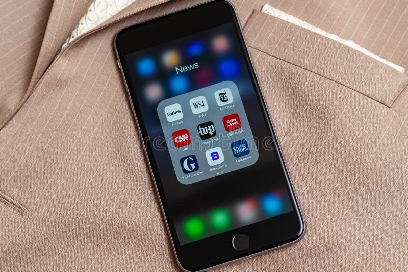 IPhone met pictogrammen van Nieuwsmedia: Forbes, WSJ, NY Times, CNN, wp, BBC News, Beschermer, Bloomberg en Euronews-toepassingen royalty-vrije stock foto IPhone met pictogrammen van Nieuwsmedia: Forbes, WSJ, NY Times, CNN, wp, BBC News, Beschermer, Bloomberg en Euronews-toepassingen royalty-vrije stock foto
