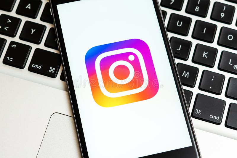 IPhone negro con el logotipo de los medios sociales Instagram en la pantalla fotos de archivo IPhone negro con el logotipo de los medios sociales Instagram en la pantalla fotos de archivo