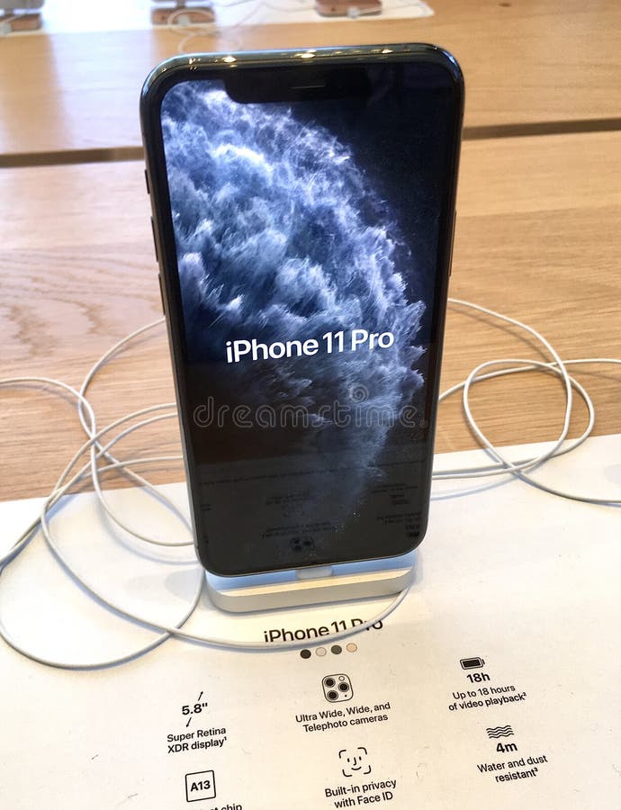 Aventura, Florida, USA - September 20, 2019: Apple store in Aventura Mall  on first day of officially started selling the iPhone 11, iPhone 11 Pro and  Stock Photo - Alamy