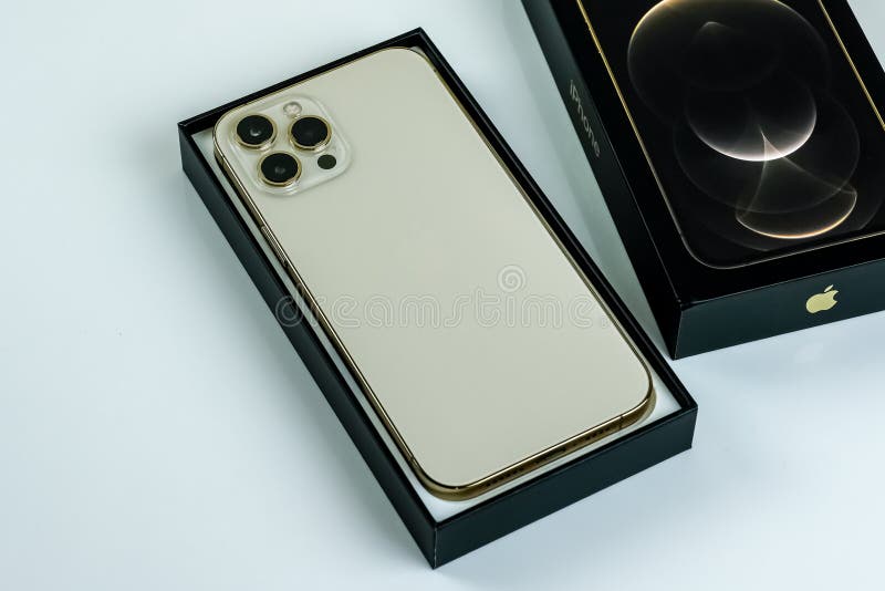 Iphone 12 Pro Max Gold Próximo a Sua Caixa Fotografia Editorial