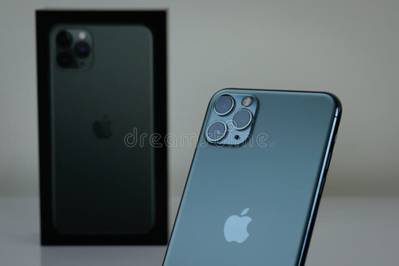 Iphone 11 Pro Max In Midnight Green Color Editorial Photo Image Of Ipad Phone
