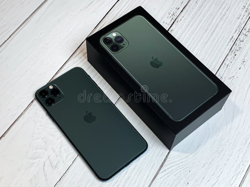 Iphone 11 And Iphone 11 Pro Max In Midnight Green Next To Its Box Editorial Stock Photo Image Of Midnight Green