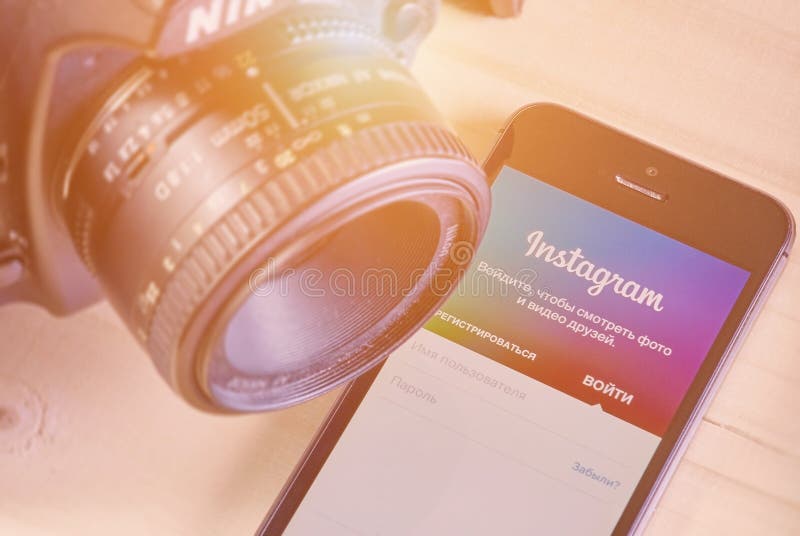 IPhone 5s z mobilnym zastosowaniem dla Instagram obrazy royalty free IPhone 5s z mobilnym zastosowaniem dla Instagram obrazy royalty free