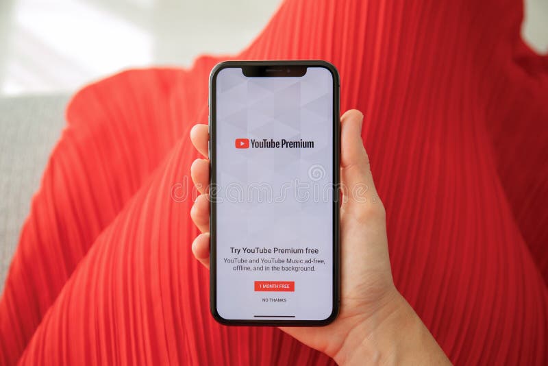 Thưởng thức video Theo dõi nhanh YouTube Premium trên màn hình iPhone X với chất lượng hình ảnh và âm thanh tuyệt vời. Hãy xem hình ảnh để biết thêm về trải nghiệm tuyệt vời và theo dõi mọi thứ một cách dễ dàng.