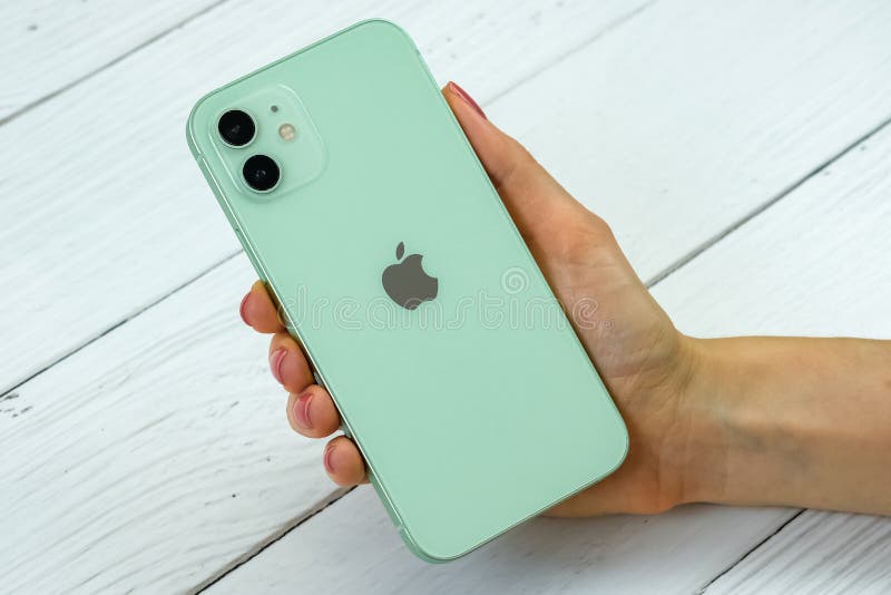 Iphone 12 a verde. imagem de stock editorial. Imagem de profissional 223435794