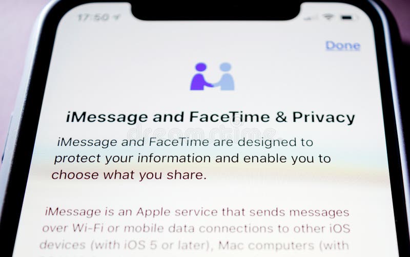 IPhone XS de Apple con iMessage y la aislamiento de FaceTime fotografía de archivo libre de regalías IPhone XS de Apple con iMessage y la aislamiento de FaceTime fotografía de archivo libre de regalías
