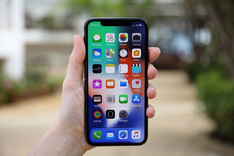 IPhone Χ εκμετάλλευσης χεριών γυναικών με IOS 11 στην οθόνη στοκ φωτογραφία IPhone Χ εκμετάλλευσης χεριών γυναικών με IOS 11 στην οθόνη στοκ φωτογραφία