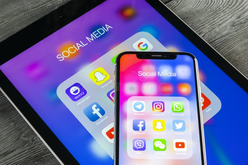 IPhone Χ της Apple και iPad με τα εικονίδια των κοινωνικών μέσων facebook, instagram, πειραχτήρι, snapchat εφαρμογή στην οθόνη Κο στοκ εικόνες IPhone Χ της Apple και iPad με τα εικονίδια των κοινωνικών μέσων facebook, instagram, πειραχτήρι, snapchat εφαρμογή στην οθόνη Κο στοκ εικόνες