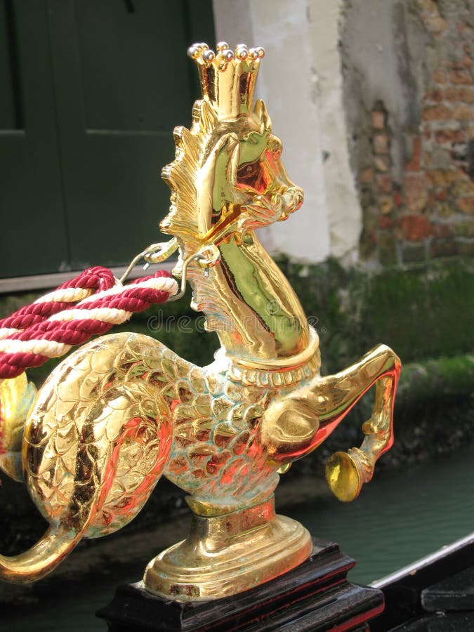 Ippocampo dorato con la corona sulla gondola a Venezia fotografia stock Ippocampo dorato con la corona sulla gondola a Venezia fotografia stock