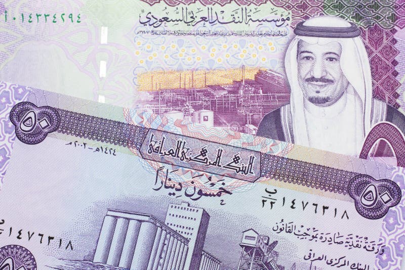 Irakvaluta med fem saudisk myntsedlar arkivbild