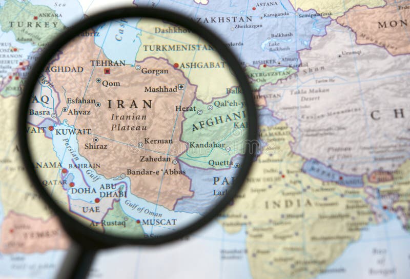 Írán a Afghánistán na mapě, vidět skrz zvětšovací sklo.