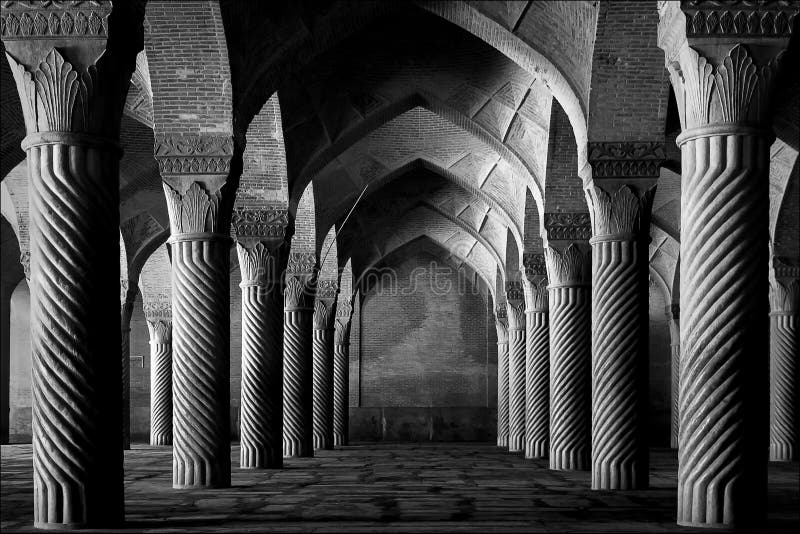 Iran, Shiraz - September 17, 2016: Oude kolommen van de Vakil-Moskee in Shiraz iran Zwart-wit beeld royalty-vrije stock foto Iran, Shiraz - September 17, 2016: Oude kolommen van de Vakil-Moskee in Shiraz iran Zwart-wit beeld royalty-vrije stock foto