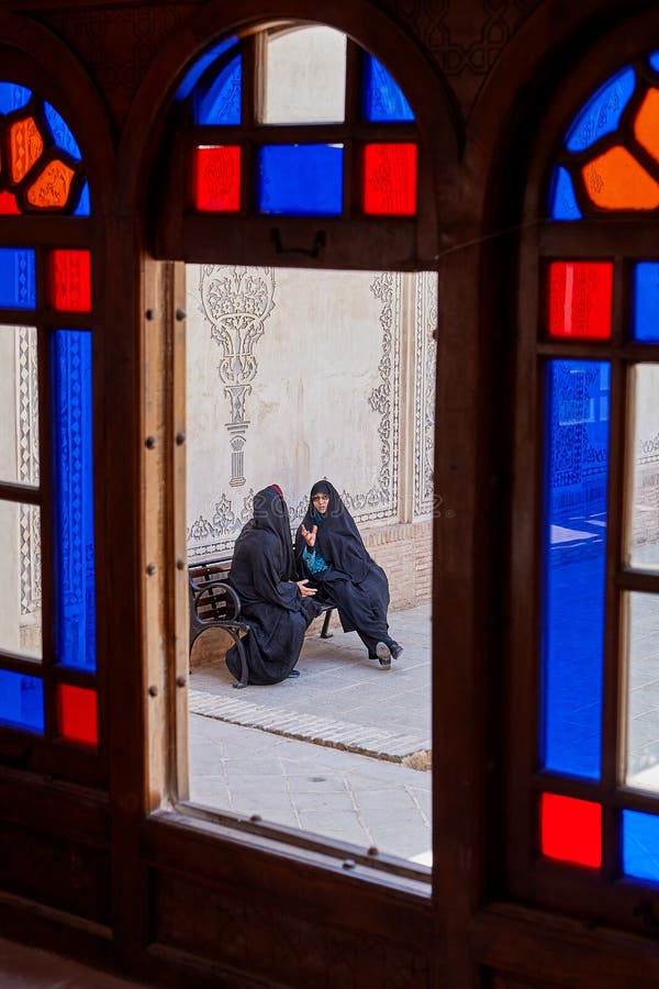 Irańskie kobiety na ławki inTabatabaei dziejowym domu, Kashan, Ir zdjęcie stock Irańskie kobiety na ławki inTabatabaei dziejowym domu, Kashan, Ir zdjęcie stock