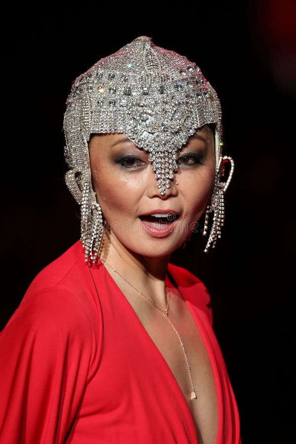 irina pantaeva walks runway go red women irina pantaeva walks runway go red women