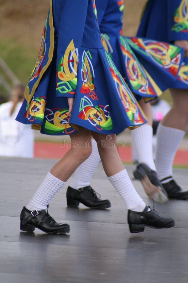 Detallado de joven las chicas irlandesa bailar.